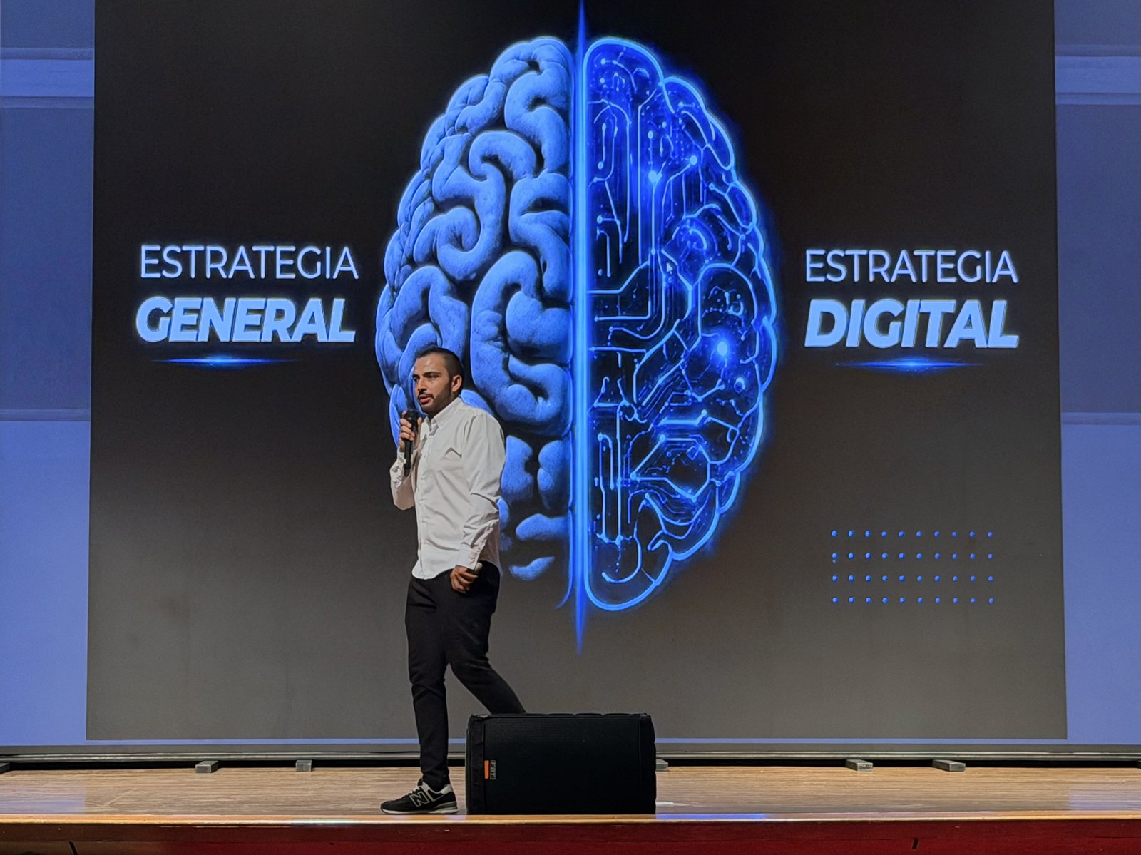 Juan José Aux Trujillo dando una conferencia sobre estrategia digital y política
