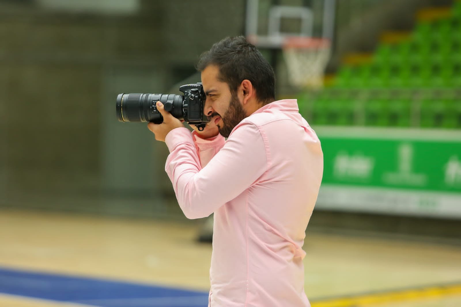 Juan José Aux Trujillo con cámara fotográfica, una de sus pasiones personales